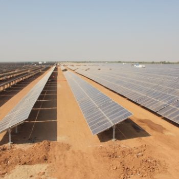 Instalación de un parque solar en Gujarat, INDIA